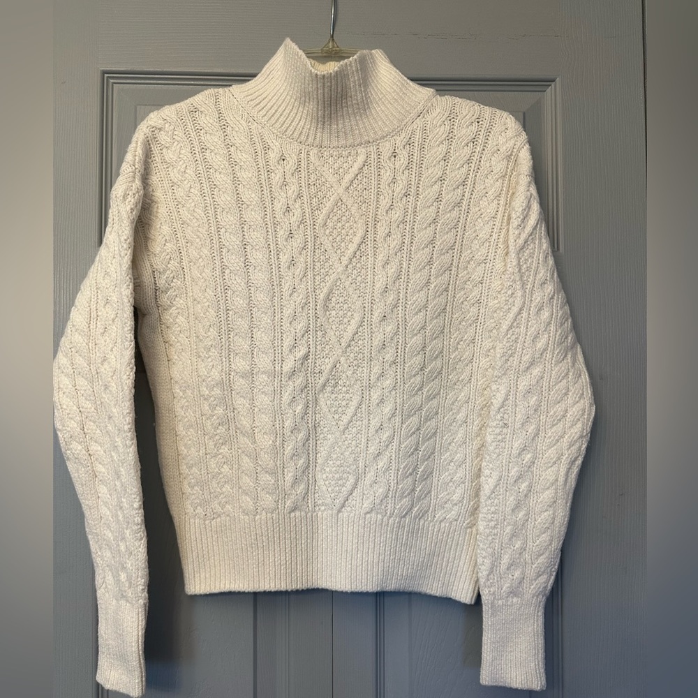 Women’s Banana Republic Mock Neck Sweater Size Small.